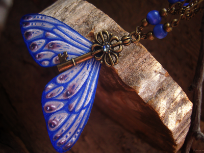 "Ключик от неба", бохо-подвеска с сапфиром и шёлковыми крылышками феи