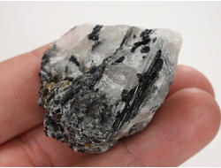 Кварц, черный турмалин (шерл), необработанный образец, Бразилия (39*42*22 мм, 47 г) №38081