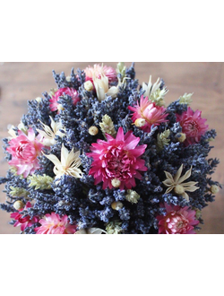 Красивый букет с лавандой и живыми цветами «Очарование»