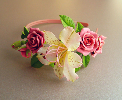 Ободок с цветами "Розы и альстрёмерия".