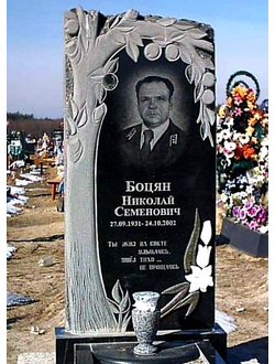 Памятник на могилу с резным дубом