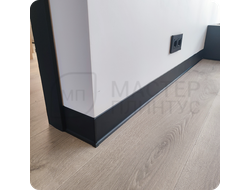 Плинтус алюминиевый ПЛ-80 Черный в интерьере 6