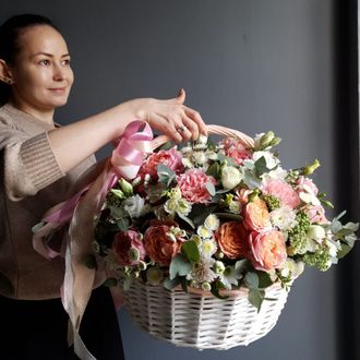 КОМПОЗИЦИЯ В КОРЗИНЕ С ПИОНОВИДНЫМИ РОЗАМИ, ГВОЗДИКАМИ, ЭУСТОМАМИ, ХРИЗАНТЕМАМИ И ЗЕЛЕНЬЮ -( АРТ. К17)