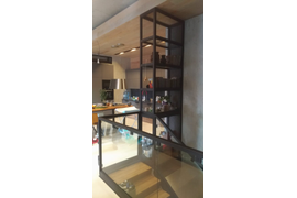 Стеллаж и ограждение лестницы из стекла и металла