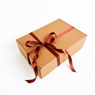 Подарочная коробка GILEV 37х26х12см с наполнителем и коричневой лентой