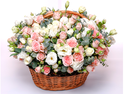 Корзина с кустовыми розами и эустомой