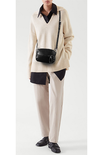 (АРТИКУЛ: 8399/0/81) СУМКА ЖЕНСКАЯ, МАЛЕНЬКАЯ, НАТУРАЛЬНАЯ КОЖА, ЧЕРНАЯ, С НАРУЖНЫМИ КАРМАНАМИ, С ПЛЕЧЕВЫМ РЕМНЕМ