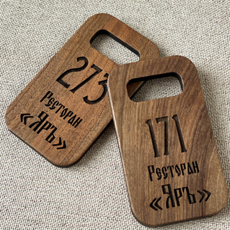 деревянные номерки из грецкого ореха. Лазерная гравировка, лаковое покрытие.