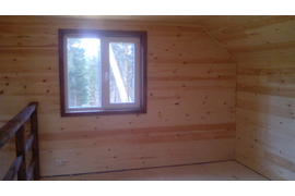 Внутри дом обшили Евро вагонкой, на пол постелили фанеру. 