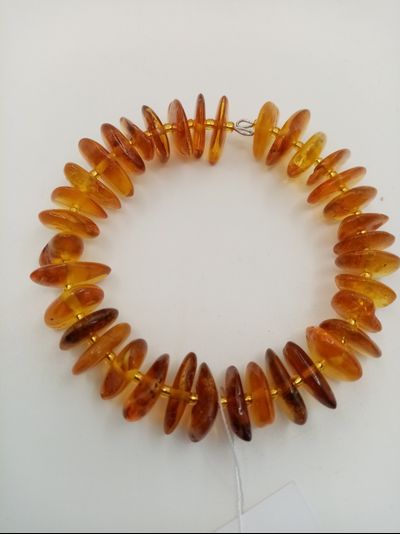 Браслет на пружине из янтаря,одинарный,безразмерный.