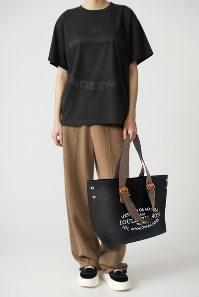 (АРТИКУЛ: 9924/1/1) СУМКА БОЛЬШАЯ, ТЕКСТИЛЬ, ЧЕРНАЯ С БЕЛЫМИ БУКВАМИ, КОРИЧНЕВЫЕ РУЧКИ ЧЕРЕЗ ПЛЕЧО