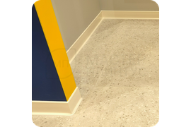 Доступная роскошь: монтаж белого плинтуса Dollken HSL позволяет создать премиальный вид помещения без значительных затрат, сохраняя высокое качество материала.