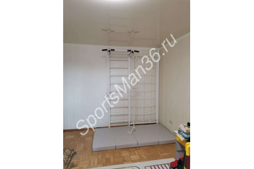 СПОРТИВНЫЙ КОМПЛЕКС KARUSSELL ARNOLD. Цвет дерева жемчуг, металл белый. Мат 2х1х0,1 складной, цвет пастель.