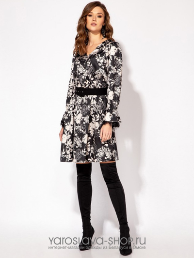 Нарядное платье с белым цветочным принтом на черном фоне с кружевными воланами