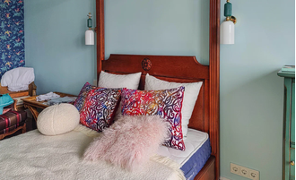 Кровать с балдахином.