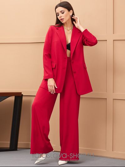 Костюм  брючный красного цвета выполнен из текстильной ткани костюмно-плательной группы