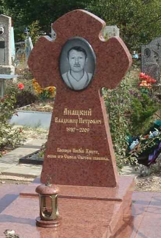 Фото памятника в виде креста из красного гранита в СПб