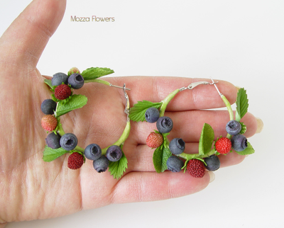 Серьги-кольца с черникой и земляникой.