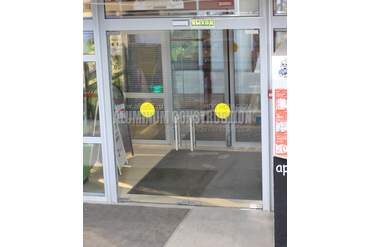 Двери входные цельностеклянные маятниковые
пр. А. Корсунова, 18, ТЦ "Славянская Ярмарка"