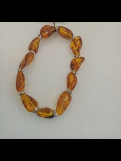 Браслет из натурального янтаря на резинке с бижутерией
