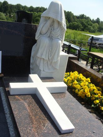 Фото скульптуры плачущий ангел на могилу в СПб