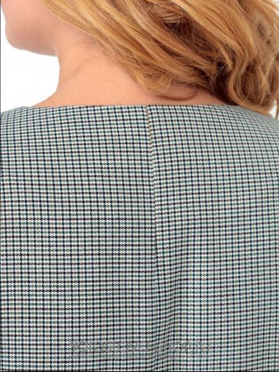 Платье серого цвета с застежкой молнией и накладными карманами по переду