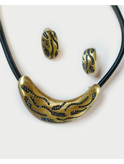 (АРТИКУЛ: 9674/43) КОМПЛЕКТ ЖЕНСКИЙ (КОЛЬЕ+СЕРЬГИ), МЕТАЛЛ "БРОНЗА", ЧЕРНЫЙ ШНУРОК, ТЕМНО-СИНИЕ СТРАЗЫ