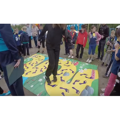 Призовой аттракцион «След в след»