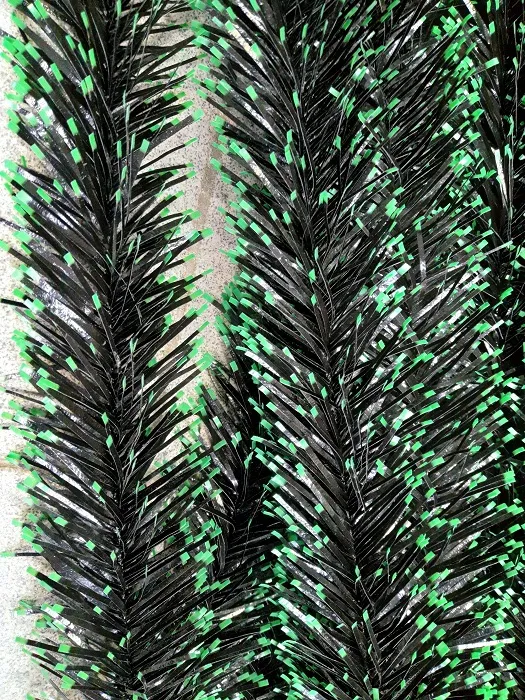 Ритуальная хвоя;
Цвет - черный с зеленым краем;
