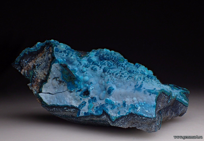 Хризаколла и прожилки малахита на породе. 73*55*33мм. Конго.