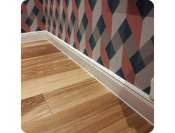 Плинтус ХДФ Dollken Cubu Hamburg Style 80мм Х 2,5 м 5012 Белый в интерьере 5