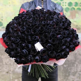 Букет 101 черная роза с оформлением