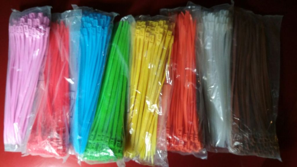 Разноцветные хомуты — стяжки для лабиринта