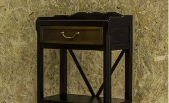 Этажерка с двумя ящиками и полкой посередине.