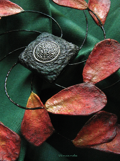 Брошь с лепестками роз "Ветроворот Вечности" из коллекции "Рейвенсвуд"