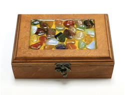 Шкатулка с камнями на крышке
