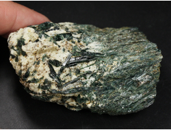 Актинолит в белом тальке, необработанный, дикий образец, Россия, Северный Кавказ, КЧР (62*48*25 мм, 102 г) №37771