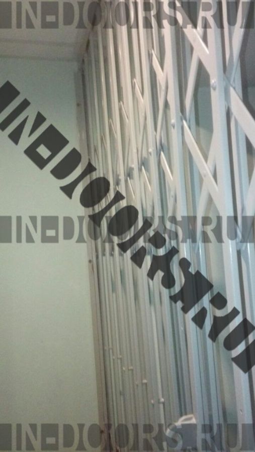 Раздвижная решетка в коридоре 44