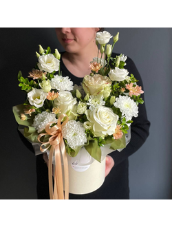 КОМПОЗИЦИЯ В ШЛЯПНОЙ КОРОБКЕ ИЗ РОЗ, КУСТОВЫХ ХРИЗАНТЕМ И ИЗЯЩНОЙ ЭУСТОМЫ В НЕЖНОЙ ЦВЕТОВОЙ ГАММЕ - (АРТ. К45)