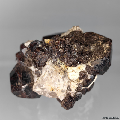 Альмандин (разн. гранат). Мадагаскар. 60*50*30мм