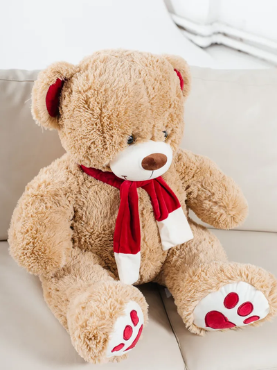 Медведь Кельвин с красным шарфом