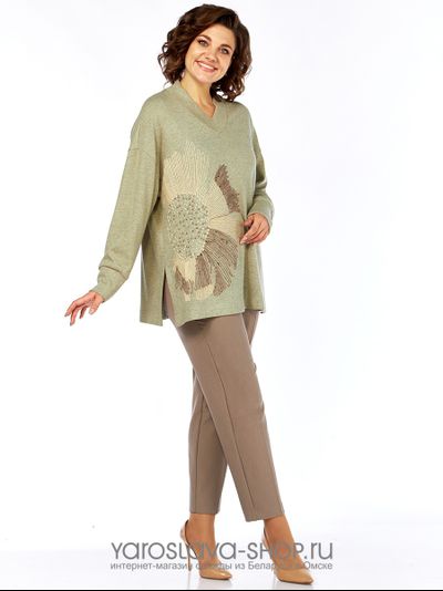 Модель: 3362.Женский костюм с трикотажным джемпером зеленого цвета и бежевыми брюками