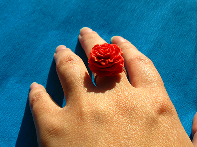 Летнее кольцо в виде алой розы - "Волшебная роза с капельками росы"