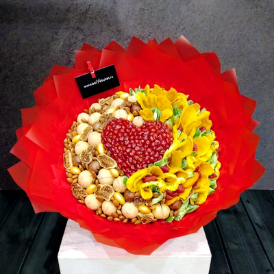 Яркий букет из сухофруктов в красном оформлении