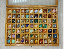 Коллекция камней (77 образцов по 2-3 см) в коробке 32*23*4 см, с крышкой, вес около 1700 г №23623