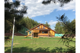 На территории так же имеется волейбольная площадка