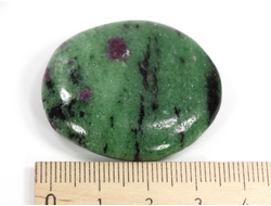 Корунд красный (светится в УФ) в цоизите, полировка плоская, Танзания (38*34*9 мм, 25 г) №35657