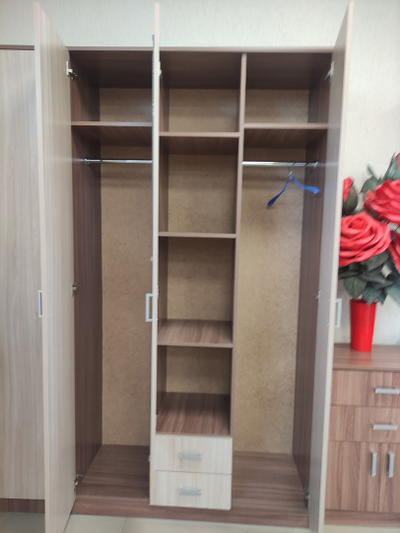 Шкаф распашной  3-х дверный "Тополь" с зеркалом  1200 мм (Бр)