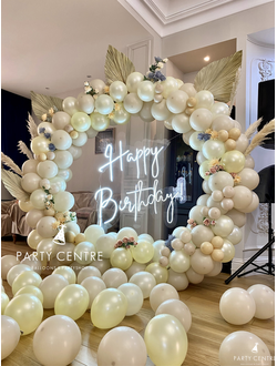 Круглая фотозона с неоновой надписью