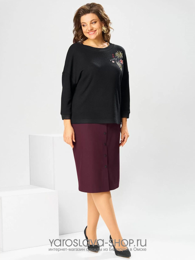 Женский 2-х предметный костюм, состоящий из  черного джемпера и юбки бордового цвета